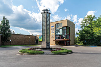 Cranbrook Institute of Science Exterior Entrance. Link to Gifts of Appreciated Securities
